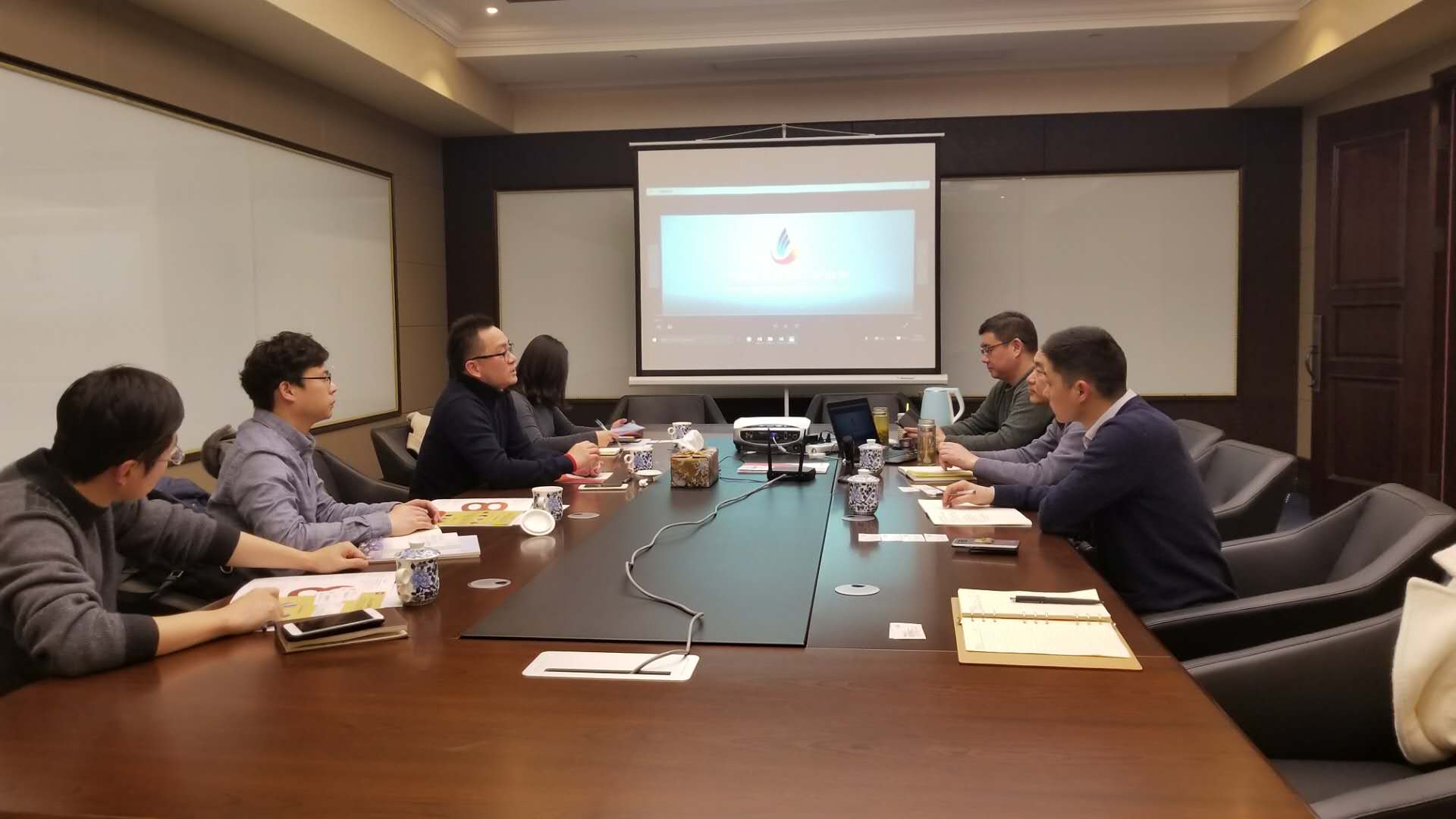 江阴国家高新技术产业开发区葛燕峰局长领导一行莅临86Links考察