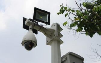 津一道路监控杆倾斜 支架已开焊