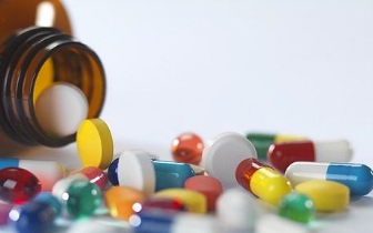 网购问题药品内外包装生产批号不符 该起诉谁？