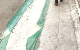 滨海一小区内人行道路面破损 市民出行很不便