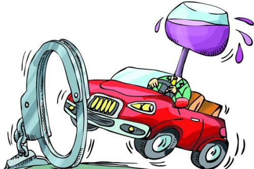 胆子忒大 一男子无证酒驾还边开边打电话