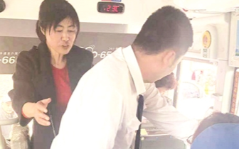 女乘客公交车上突发疾病 仅用5分钟送至医院