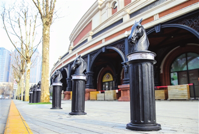 注意！津这一广场周边安装防撞隔离墩