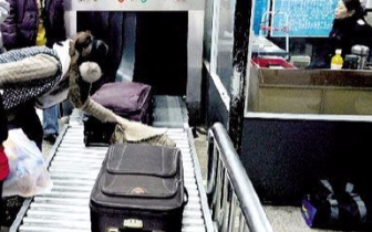  一番“暗战”男子露马脚 民警空箱内查获冰毒