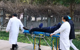 80岁老人散步突然晕倒 众邻相助成功施救