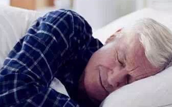 大爷做梦“施暴”误伤老伴 警惕睡眠里的健康预警