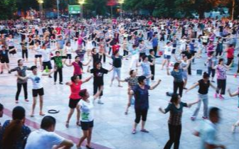 跳广场舞结识“刑警队长” 大妈被骗走20多万