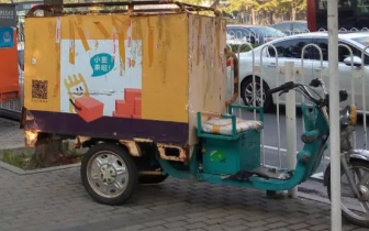 苏州七旬老汉马路边方便 被快递小哥撞残