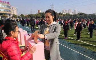 师生捐助献爱心 为与病魔搏斗的学生鼓劲