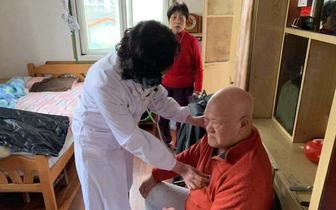 八旬老伯家中摔倒 家庭医生及时赶到助其渡险关