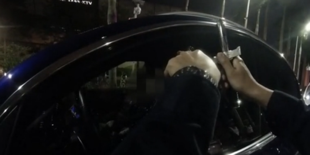 女子遇交警查车不配合 大喊：你砸我玛莎拉蒂啥意思