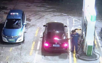 男子加“霸王油” 加完油一脚油门踩到底跑了