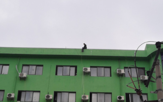 暖心！男子欲跳楼，好心人轮番苦劝救下他