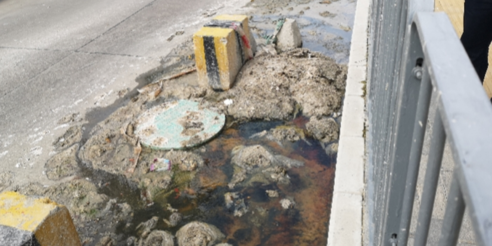 深圳一小区污水管堵塞污物直排马路 4个月无人修复