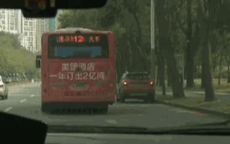 开双闪等个人就走？这条路除公交车外24小时禁行！