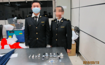 女子携雨伞入境深圳被查？打开竟藏了10块名牌表