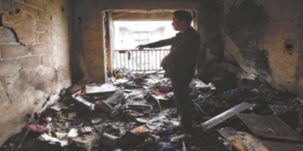 阳台被子起火烧主卧 疑楼上扔烟蒂所致