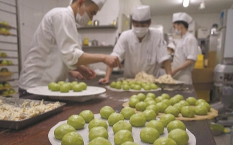 青团走俏迎来销售高峰 师傅凌晨开工保证货源充足