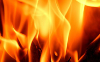 浦东新区一民宅起火 现场烟雾弥漫