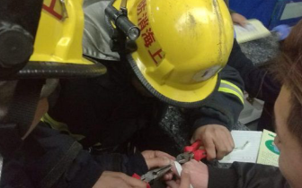 男子手指被戒指卡住疼痛难忍 消防员3分钟＂松绑＂