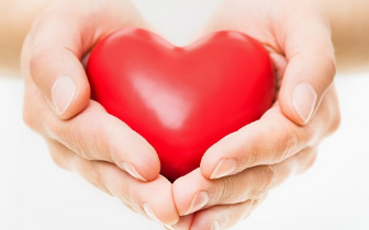 男子摔下电动车动弹不得 95后小伙挺身而出