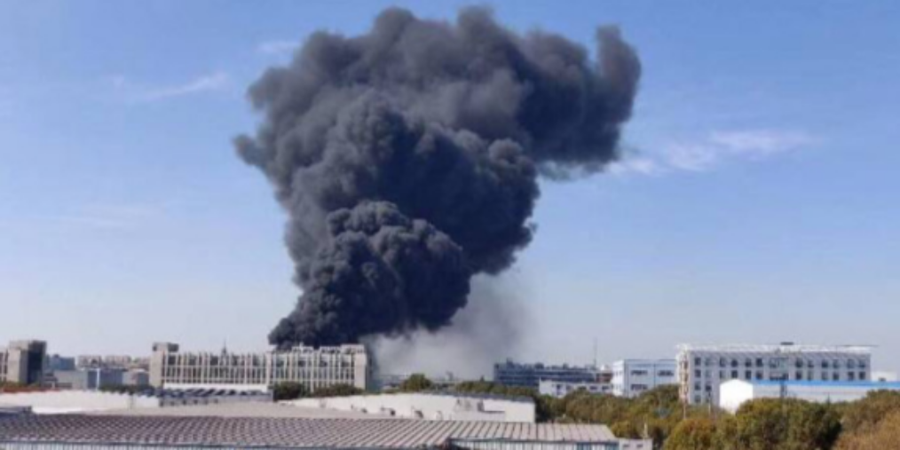 浦东一厂房突发大火 黑烟高十几米