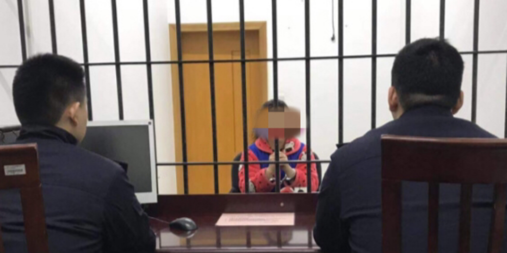 男子冲卡 女子袭警大喊＂老公你快走！＂