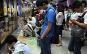 男子低头玩手机过多地铁站晕倒 警辅热心相助