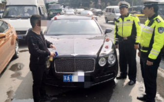 婚车过期未年检 新郎不知情迎亲路上被查