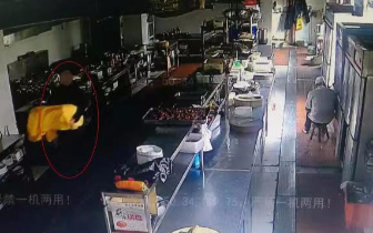 男子沉迷赌博负债累累 欲在饭店捞“好处”