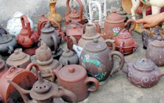 两男子设计骗局路边“争”假古董 骗走老人4000元