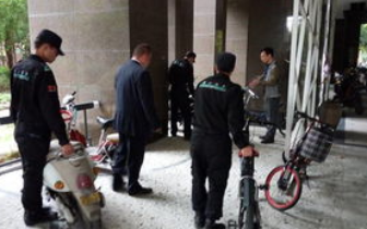 小区居民私搭接线板充电 物业对电瓶车进行整治