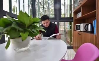 现在的公厕这么强大?光伏发电，配备音响、化妆间