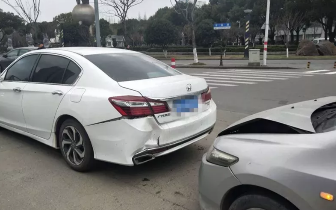 斑马线前双方各执一词，礼让斑马线究竟何去何从