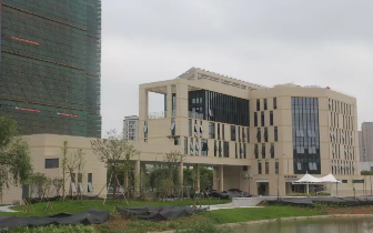 市中医附近一下多了100多个停车位！