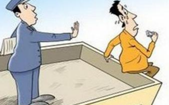 感情“受伤”男子要跳楼 民警奋不顾身将其救下