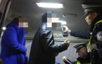 酒驾遇检查夫妻急换位 女儿“大义灭亲”