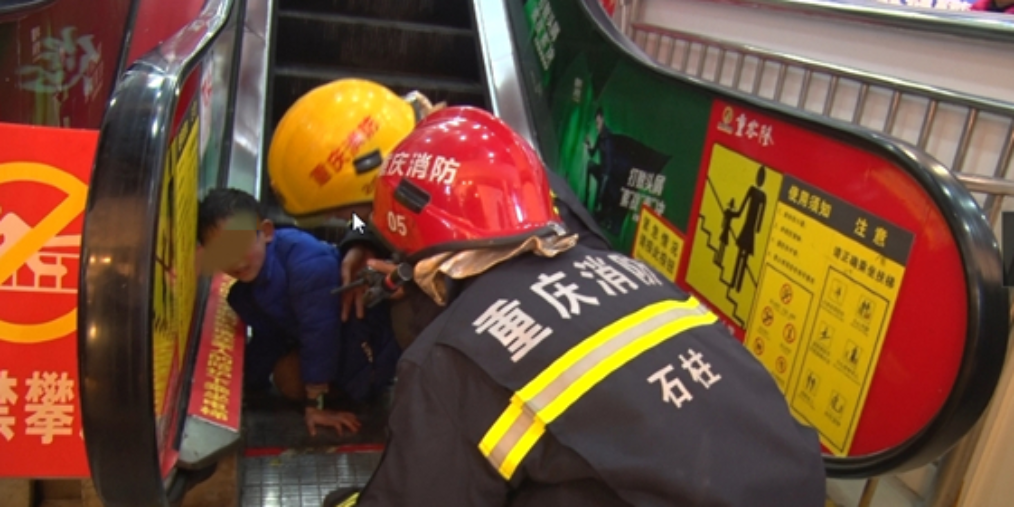 7岁男童超市坐电梯手被卡 消防破拆救人