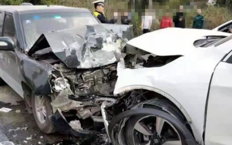 两车迎面相撞 车头受损近乎报废