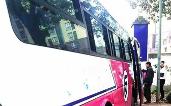 以为司机多收1元车票钱 乘客竟擅自扳动变速杆