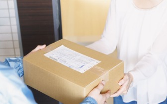 市民取寄快递 一边服务一边添堵？