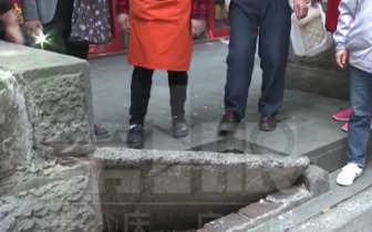 走路都能摔脱臼 这块石板太调皮