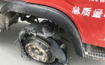 高速爆胎仍继续行驶 货车司机被处罚