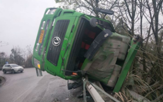 帮朋友代班 男子首驾开翻朋友的车
