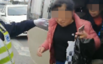 重庆一7人车强塞16人  “牛司机”如何做到的？